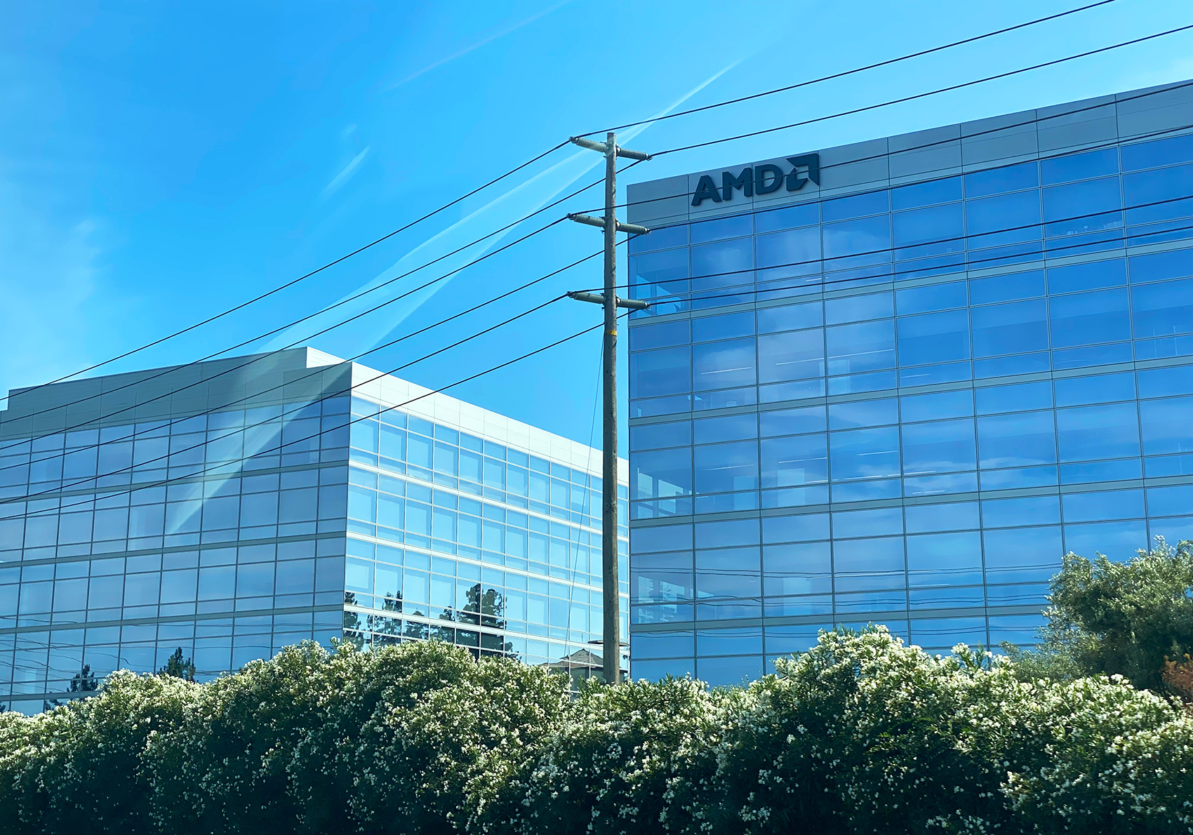 AMD重磅發布新一代AI PC芯片,欲在這一領域取得領先地位!公司股價漲近2%(圖4) AMD重磅發布新一代AI PC芯片,欲在這一領域取得領先地位!公司股價漲近2%(圖4)