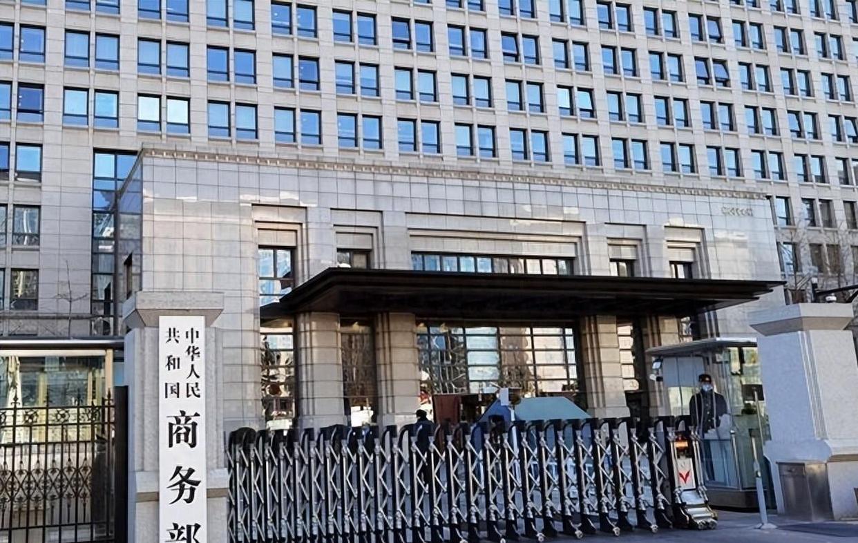 2025芯片大戰(zhàn)迎來分水嶺，中方警告全球“配合美國禁令就是違法”，美媒承認中國超越時刻已到(圖1)